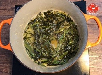 step4: 將綠色蔥段部份，用小火炸至轉深色