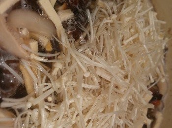 step5: 當湯羹再次翻滾後, 將金菇放入湯羹內煮一陣。