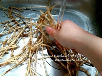 step2: 茅根剪短用水沖一沖洗