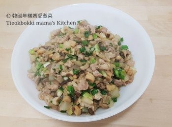 step7: 將炒好餡料倒入碗內放涼待用。
