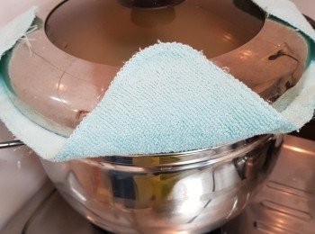 step16: 水滾後放入發酵好的包，蓋上乾淨的毛巾才蓋上蒸籠蓋(這樣不會有倒汗水滴落包表面，令包蒸出來更漂亮)