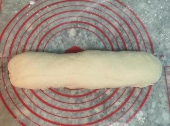 step9: 此時<span class="group_3">破酥麵糰</span>鬆弛的差不多了，可以看到表面組織很細膩，麵糰很揉軟。手沾些手粉，將麵糰從鍋中倒出，略捲成長條。