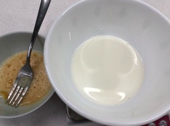 step1: 雞蛋加糖攪拌後到入鮮奶拌勻，放麵包浸泡完全吸收鮮奶蛋液(大約15分鐘左右)，
預熱煎pan 加小許牛油煎底面至金黃色，再原pan 用180度焗10分鐘左右
