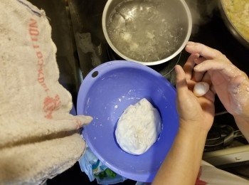 step14: 煮滾另一鍋水,將糯米粉糰揑成波子型狀,放入滾水中煮至浮起