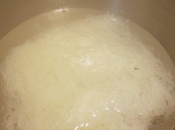 step2: 先煮滾一鍋水,將250g米粉煮滾至散開(不需要煮太耐,米粉用筷子撥得開即可以熄火)(米粉千萬不要先浸水,否則煮時易斷)