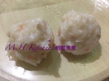 step7: 用 2 隻匙羹把約乒乓球大小的 蝦滑整至球狀