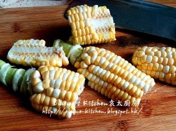 step3: 粟米洗淨切段 , 粉葛切件用水沖一沖洗備用