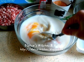 step1: 雞蛋打入大碗內 , 加少許鹽及無糖豆漿拌勻