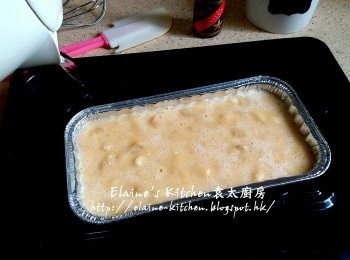 step6: 將錫紙盆放在焗盆上 , 再加入熱水至半滿