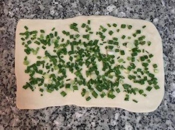 step12: 撒上少許的鹽和適量的蔥花；