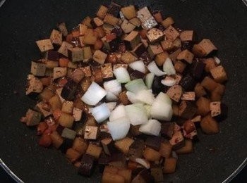 step8: 放入洋蔥炒散；