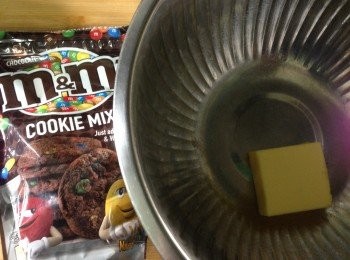 step1: 先將咸牛油置室溫放軟後和M&M曲奇粉拌勻