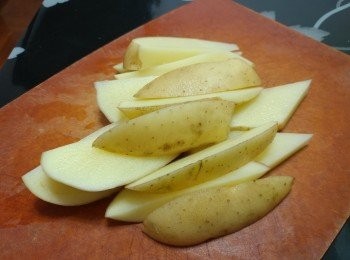 step1: 薯仔用擦擦淨， 再沖洗至潔淨;   切成長型薯角 （不用削皮）