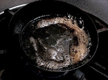 step10: 製作榛果奶油。(將奶油放入較小的平底鍋中以中火加熱，邊加熱邊轉動平底鍋直到變成褐色為止，製成榛果奶油（焦化奶油）)