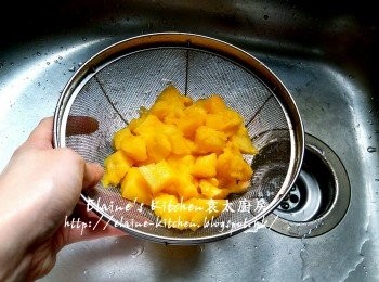 step3: 放入碗內 , 加少許鹽及水蓋過面浸5分鐘後瀝乾水份