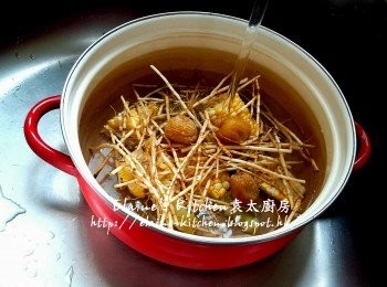 step4: 煲內先放入粟米 , 茅根 , 蜜棗 , 加入適量水拌勻用中火煮至微滾