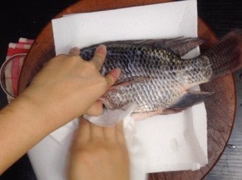 step2: 亦要把魚肚內的黑膜抹乾淨，