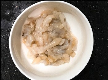 step2: 水滾先蒸肉餅12至15分鐘，清洗聖子，起肉。