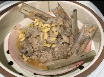 step3: 留起數隻裝飾，加入蒜蓉，放在已蒸的肉餅上，蒸3至5分鐘。