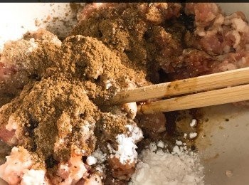 step1: <span class="group_1">餡料</span>攪拌均勻，攪到有粘性。放雪櫃一小時。蔥切粒，不用包保鮮紙放雪櫃雪，抽乾一點水分。