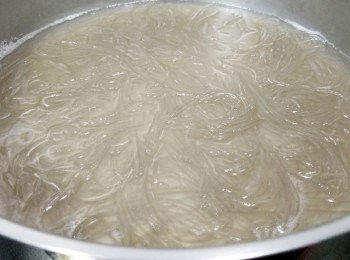 step2: 紅薯粉條放入水中烚5至6分鐘... 取出瀝乾!