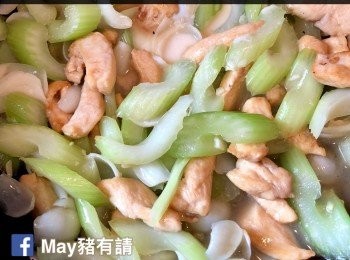 step6: 加入鮮百合和雞柳，快手炒匀，加生粉水勾芡。最後加入腰果，炒匀即可。