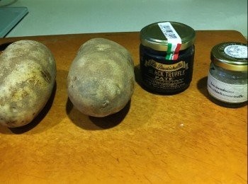 step7: 將薯仔放入一煲滾水中煮約10分鐘，熄火不要打開煲蓋，焗約20分鐘(用尖刀可容易插入)，去皮切成小件，加入淡忌亷及無鹽牛油用攪拌捧打成喜愛綿滑度(我同Honey比較喜好有小粒口感，所以沒有刻易用篩做成綿滑)，用黑松露海鹽、黑胡椒及肉豆蔻粉調至合適味道，伴入黑松露醬，即成。