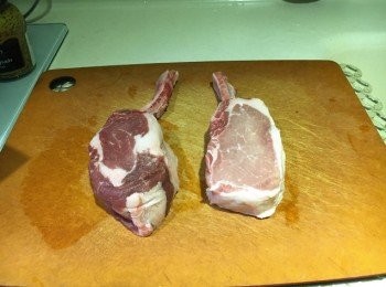 step1: 材料：(2人份量)
加拿大急凍野豬鞍扒 2件
無鹽牛油 少許
海鹽 適量
黑胡椒 適量