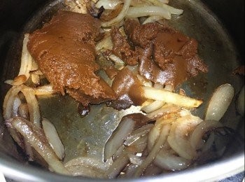 step5: 燒紅鑊，中火，下橄欖油爆香洋蔥及南薑，炒至洋蔥半透明，灑上椰糖3/4茶匙，下冬蔭功醬炒約2-3分鐘，倒入椰青水轉中火煮滾，加入椰奶煮拌勻至微滾，熄火，灑上魚露及青檸汁調味。