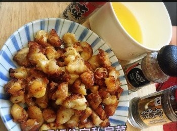 step5: 咁就煎多一陣👉🏻可以逐粒夾起或者偷懶用筲箕隔油👉🏻上碟
～灑上椒鹽撈👉🏻再灑粉