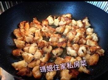 step4: 煎到一面金黃👉🏻用筷子炒勻👉🏻再放少許米酒炒勻👉🏻再等金黃（開始你會見到好多油）