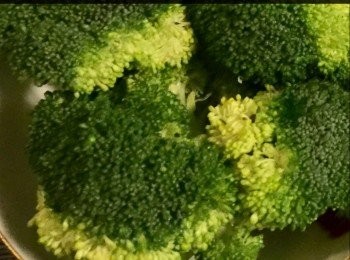 step3: 少量西蘭花作裝飾。
 
調味料：鹽和胡椒粉。
植物油：2-4湯匙油。