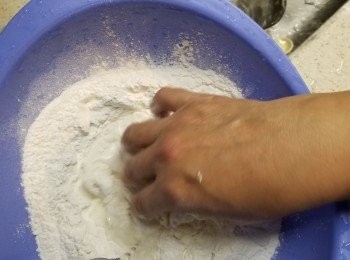 step13: 再慢慢於中間加入250g水搓成粉糰(水慢慢加入,如果250g水加完後粉還是乾就慢慢加入少少水搓,直至粉糰軟身)
