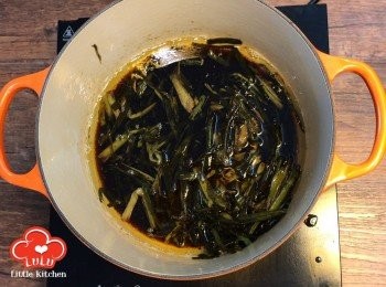 step6: 熄火倒入糖、生抽及老抽，並攪拌均勻