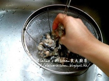 step4: 蒸雞蛋豆腐期間 , 蠔仔加入生粉拌勻 , 用水沖一沖洗