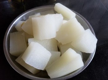 step4: 用薑片，糖，燒酒，少少鹽出水汋 30分鐘，熄火焗 30 分鐘備用