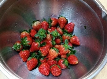 step1: 把所有士多啤梨去蒂後，切開一半，用鹽洗淨。