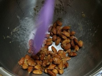 step4: 將杏仁倒在大碗內，倒下砂糖，不停攪拌，以防黏在一起。待涼後，可放入玻璃瓶儲藏。