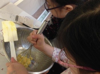 step3: 將Oreo餅拆開用刀刮走忌廉夾心留用，一半餅留裝色另一半揑碎拌入蛋糕糊內