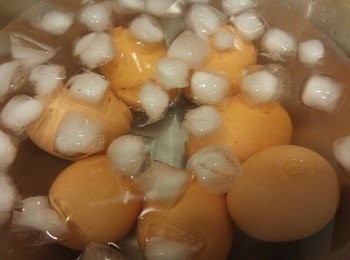 step3: 熟透後放入冰水浸到雞蛋全凍。