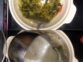 step12: 另備一鍋，下油，先下薑片、蒜頭、拍天椒爆香
下酸菜炒香，隨後下魚湯，煮5分鐘後下半小匙鹽調味
（酸菜已有咸味，所以不要下太多鹽，試味後不夠再加）