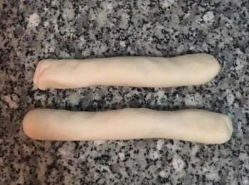 step8: 麵糰簡單搓長後，用手撕成兩條；