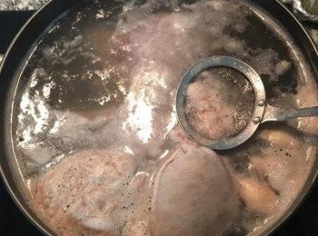 step3: 水煮到快滾時，可以看到很多雜質浮起，請用濾網撈除。再用小火續煮30分鐘即可關火。