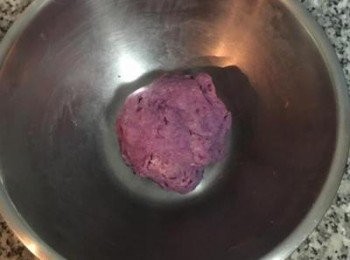 step3: 簡單的揉成糰後，蓋保鮮膜鬆弛個15分鐘。