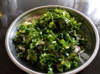 step8: 將蔥同芫茜切碎