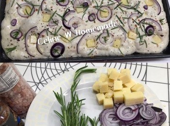 step2: *入爐前在面皮上掃上橄欖油，再放上自己喜歡的<span class="group_2">配料</span>
*<span class="group_2">配料</span>隨意因應個人口味:(橄欖油 紫洋蔥，迷迭香，芝士，岩鹽，紅椒碎)

預熱焗爐至220度，焗15-20分鐘左右