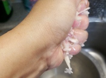 step2: 再將蓮藕絲用手揸乾水份待用