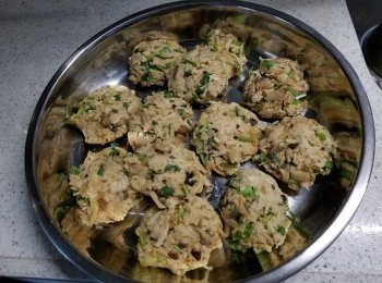 step4: 再將所有材料搓成一塊塊餅狀