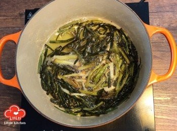 step5: 再加入蔥白炸 2 分鐘左右