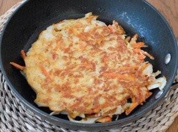 step2: 燒熱鑊後下油，下步驟一的材料，煎至兩面金黃色，備用